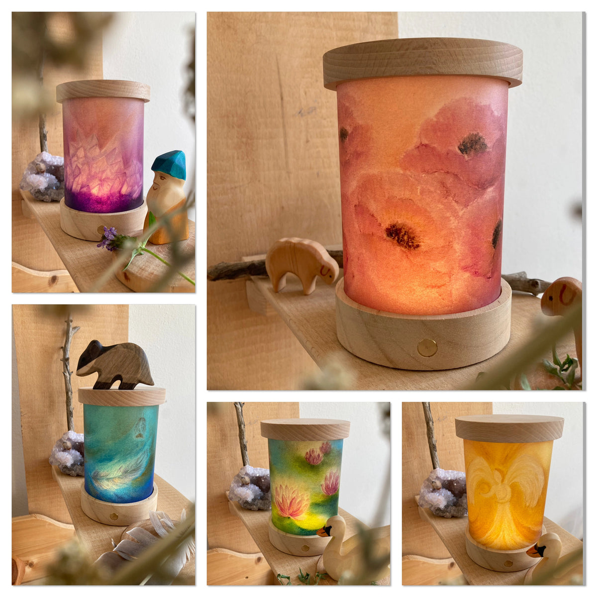 Toverlux Lichtkarten Behaglichkeit und Trost von Baukje Exler: weitere Collage mit allen Lichtkarten in der Laterne zwischen Holzfiguren