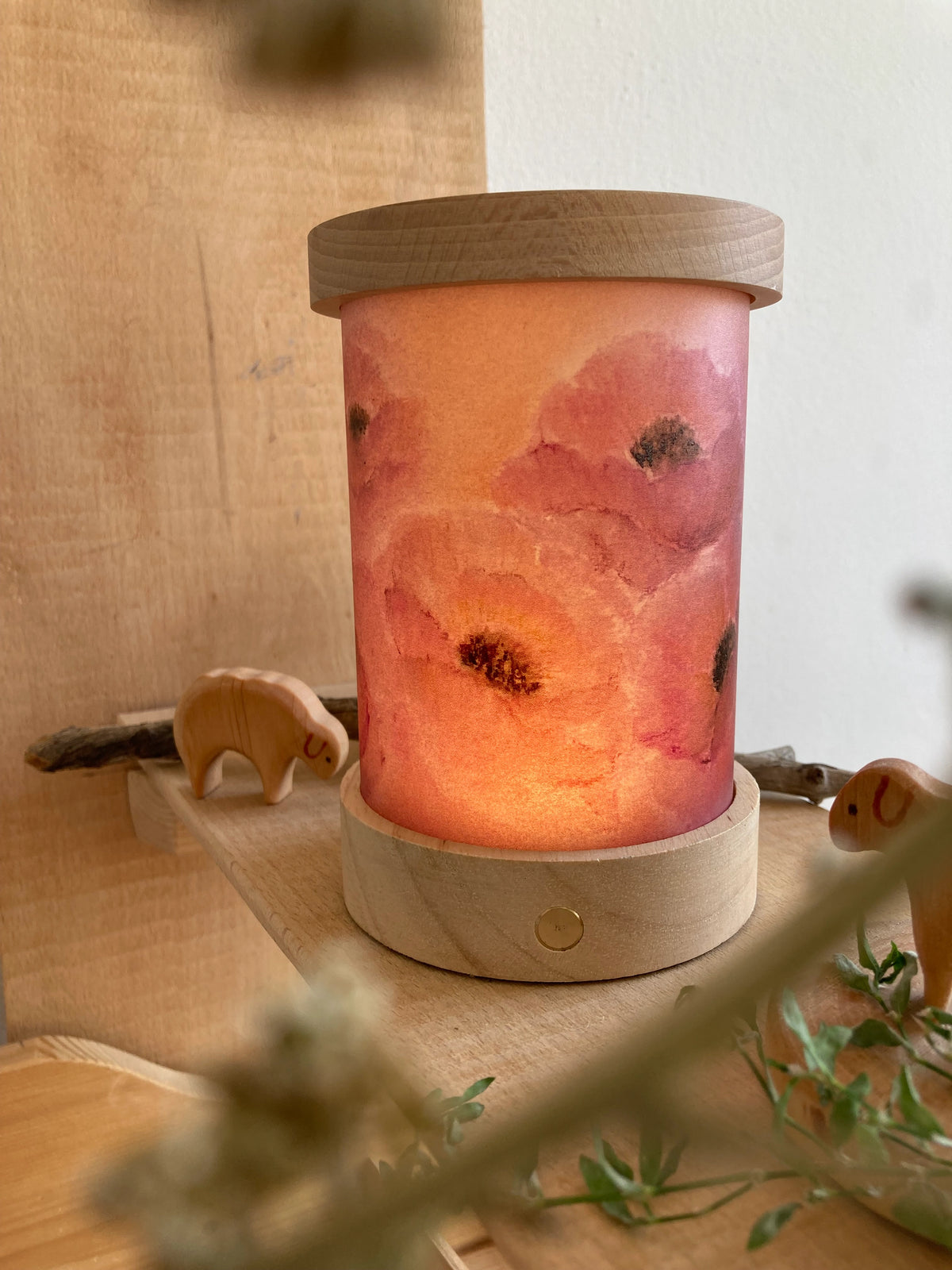 Toverlux Lichtkarten Behaglichkeit und Trost von Baukje Exler: rosa Lichtkarte mit Rosenblüten leuchtet in der Laterne