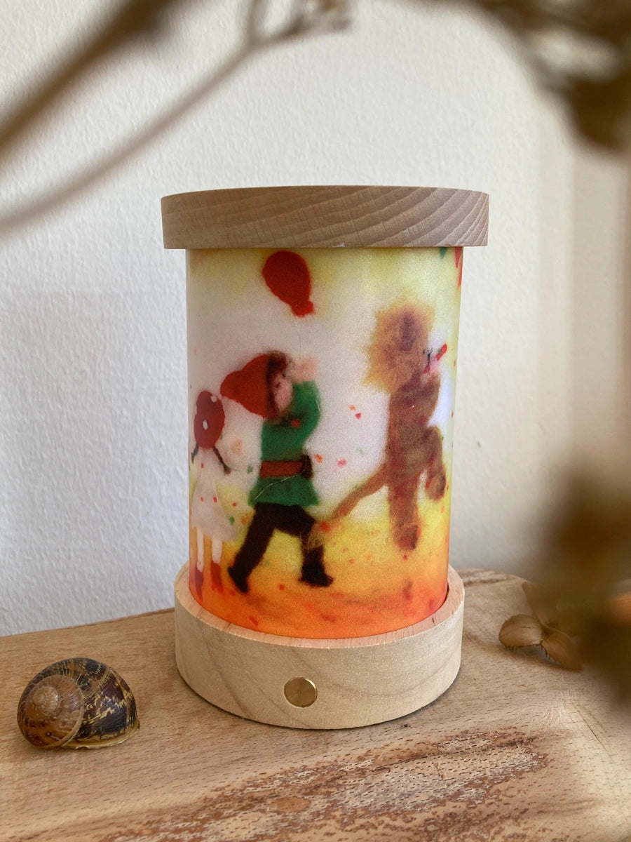 Toverlux Lichtkarten Feier von Het Wol Feetje: Lichtkarte Kinder feiern mit roter Zipfelmütze und Herbstlaub in der Laterne