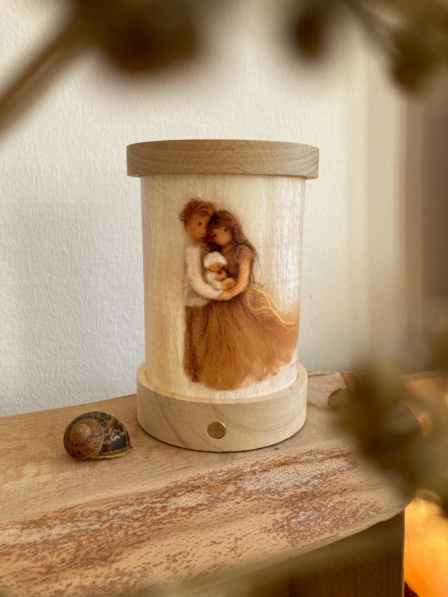 Toverlux Lichtkarten Feier von Het Wol Feetje: Lichtkarte Kleine Familie mit Mutter und Baby leuchtet in der Laterne