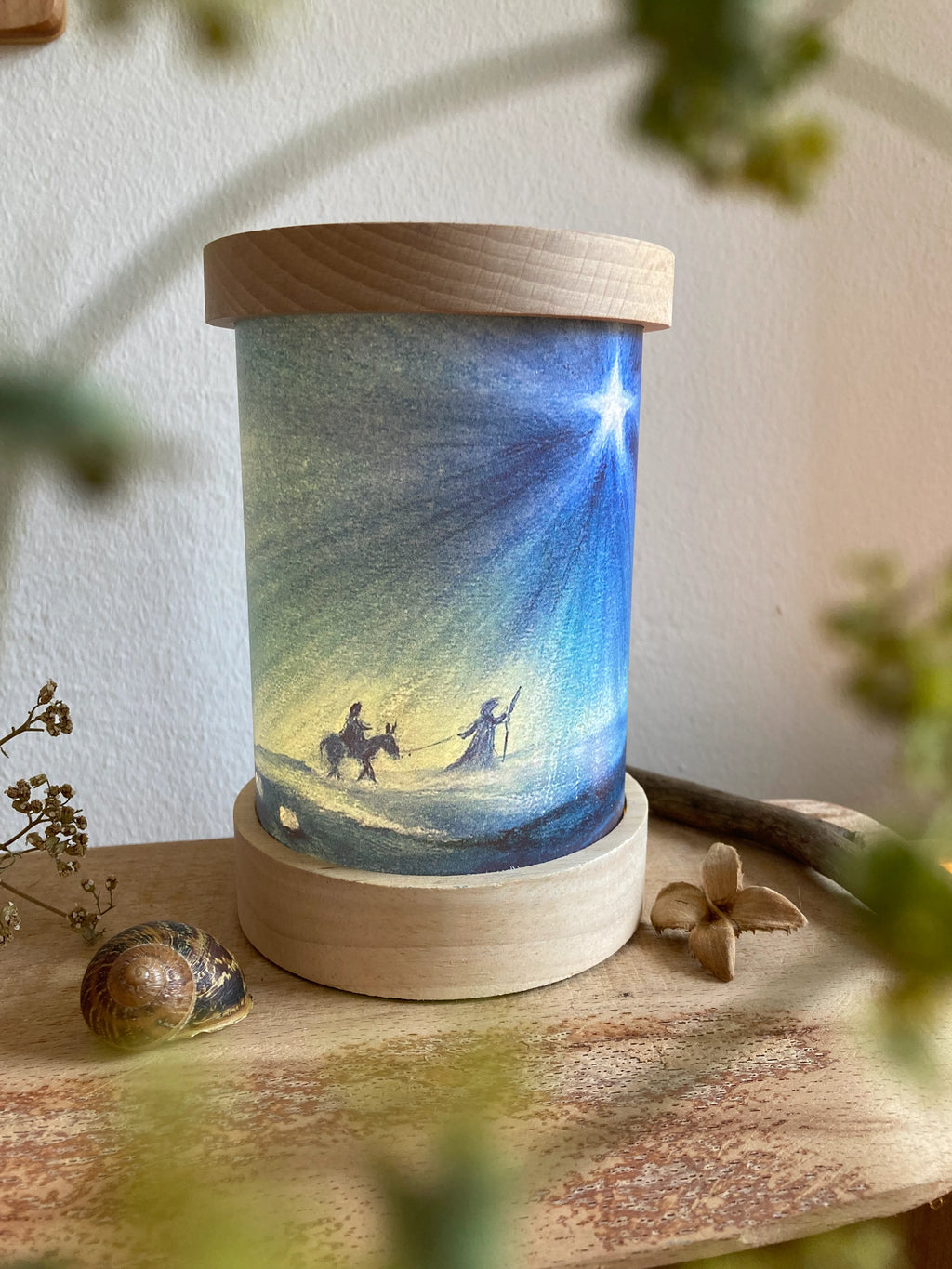 Toverlux Lichtkarten Weihnachtszeit von Baukje Exler: Lichtkarte Maria und Josef mit Stern am blauen Nachthimmel leuchtet in der Laterne