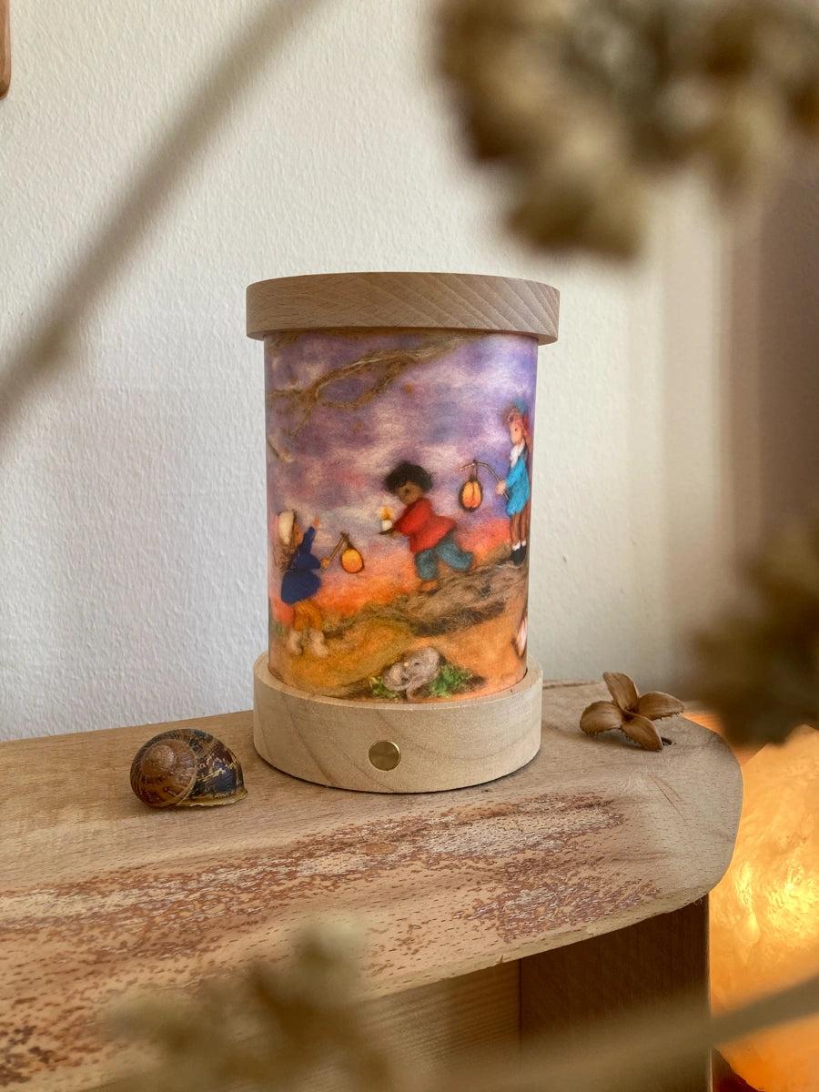 Toverlux Lichtkarten Feiertage von Het Wol Feetje: Lichtkarte Laterne gehen mit Kindern auf einem Hügel leuchtet in der Laterne