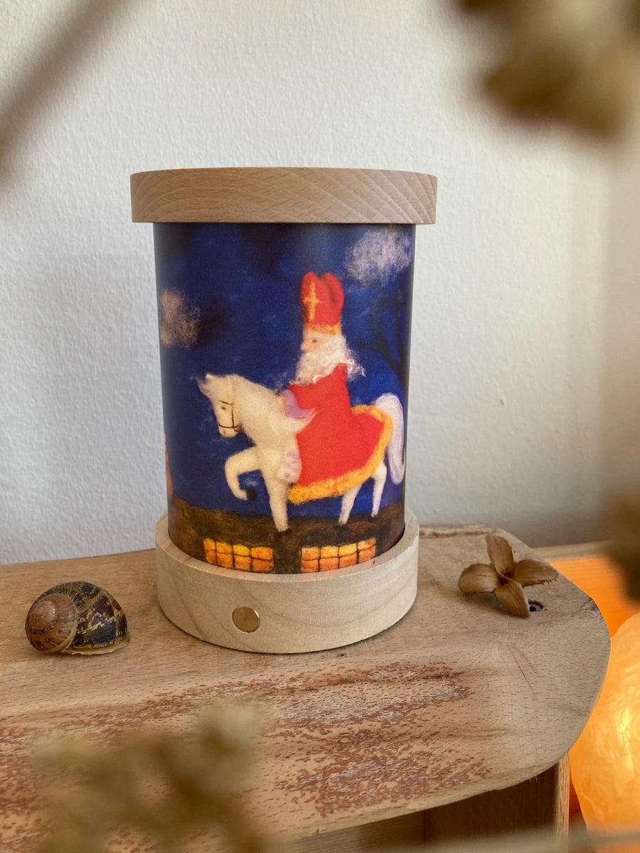 Toverlux Lichtkarten Feiertage von Het Wol Feetje: Lichtkarte Nikolaus auf den Dächern mit Schimmel leuchtet in der Laterne