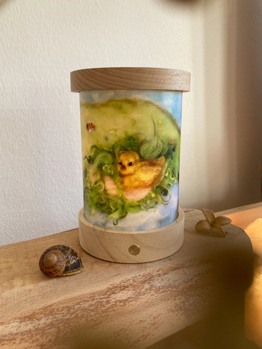 Toverlux Lichtkarten Feiertage von Het Wol Feetje: Lichtkarte Ostern mit Hase und großem Osterei leuchtet in der Laterne