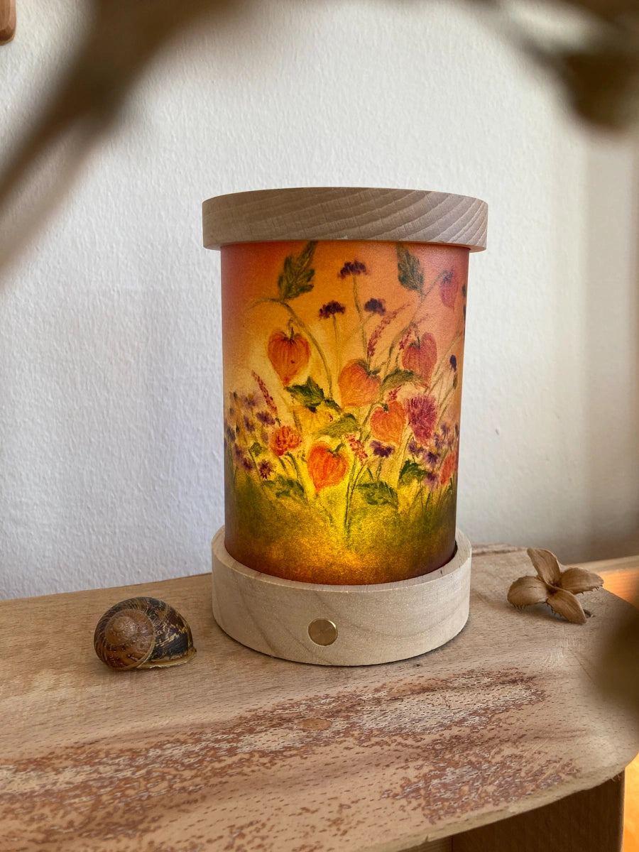 Toverlux Lichtkarten Jahreszeiten von Baukje Exler: Lichtkarte Herbst mit orangen Blüten leuchtet in der Laterne