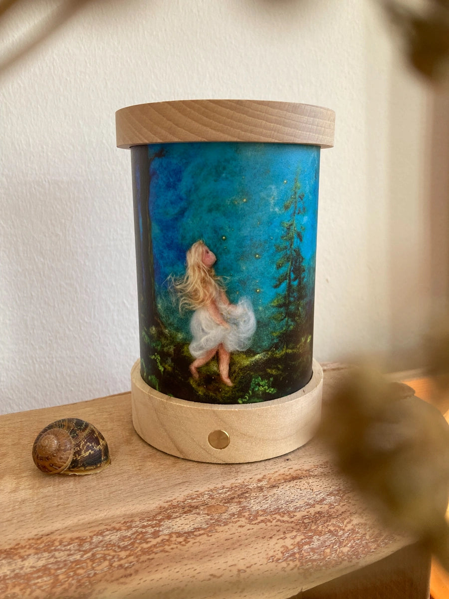 Toverlux Lichtkarten Jahreszeiten von Het Wol Feetje: Lichtkarte Sterntaler mit Kind im weißen Kleid leuchtet in der Laterne