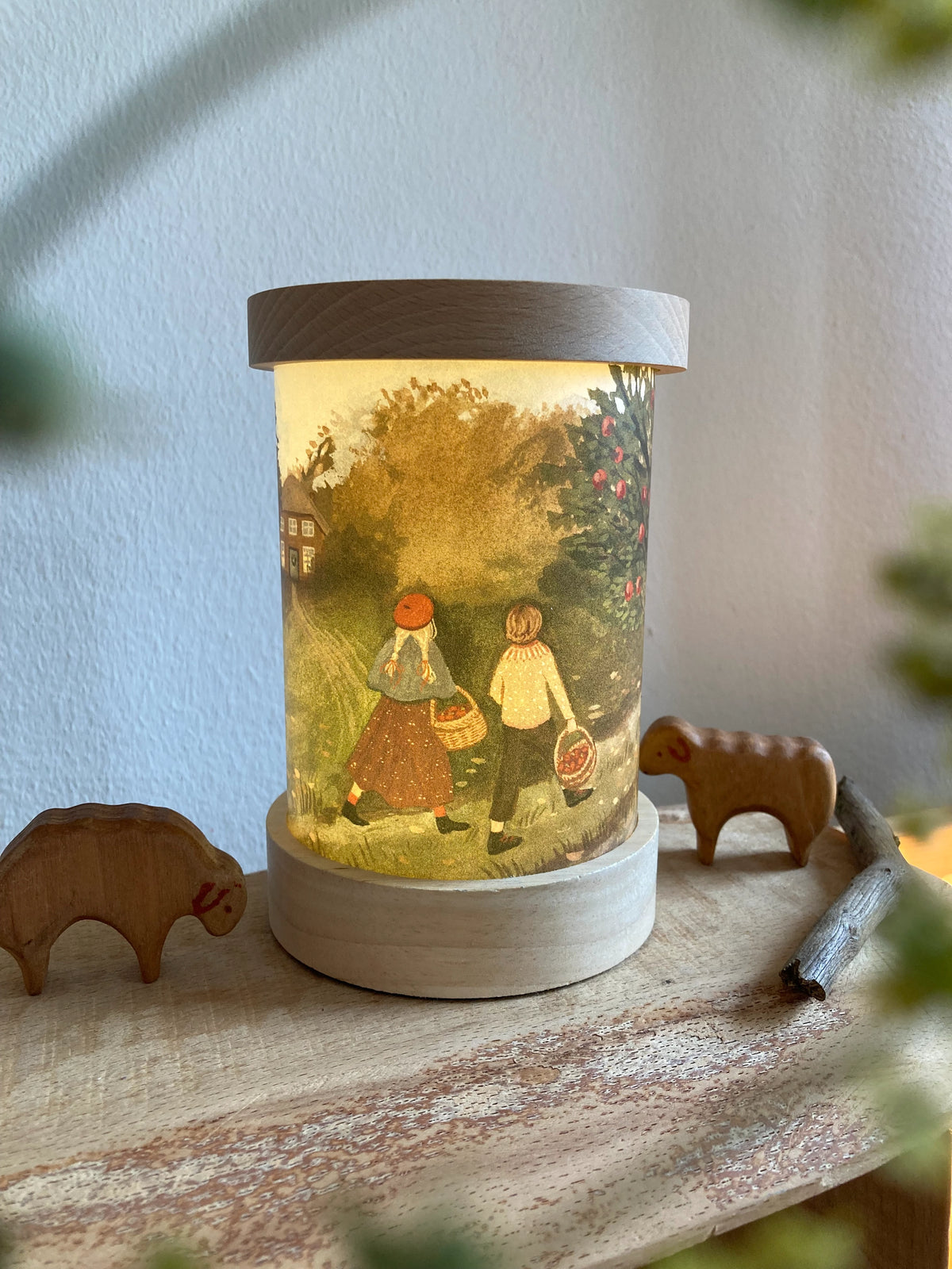 Toverlux Lichtkarten Spaziergang durch die Jahreszeiten von Robin Pieterse: Lichtkarte mit Kindern im herbstlichen Obstgarten leuchtet in der Laterne