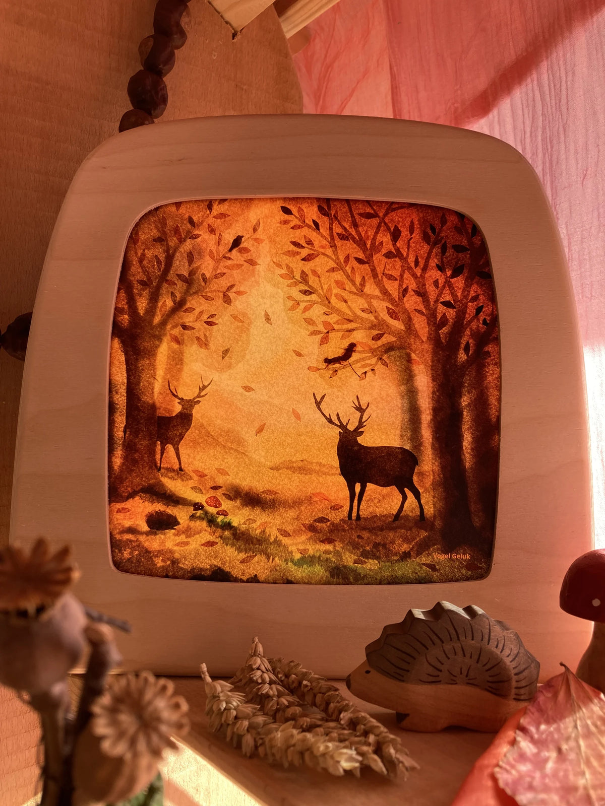 Magische Lampe Toverlux mit dem Motiv Hirsche im Herbstwald von Vogel Geluk