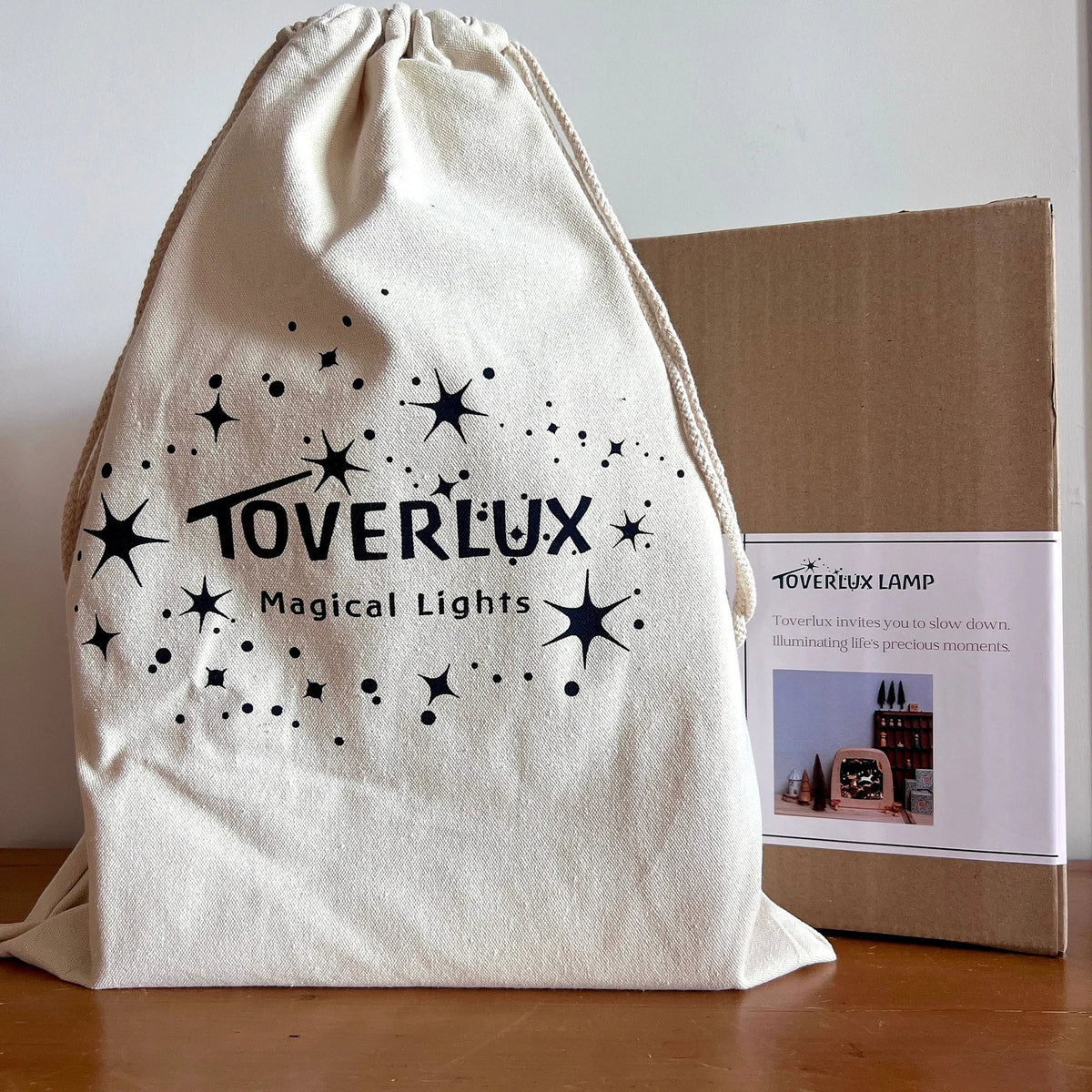 Magische Lampe Toverlux: Aufbewahrungsbeutel aus Baumwolle mit Toverlux-Aufdruck vor der Verpackung