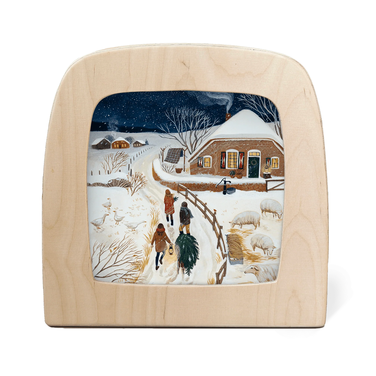 Toverlux Motiv Dezember von Robin Pieterse in der magischen Lampe: Familie trägt einen Weihnachtsbaum durch den Schnee zu einem Bauernhaus