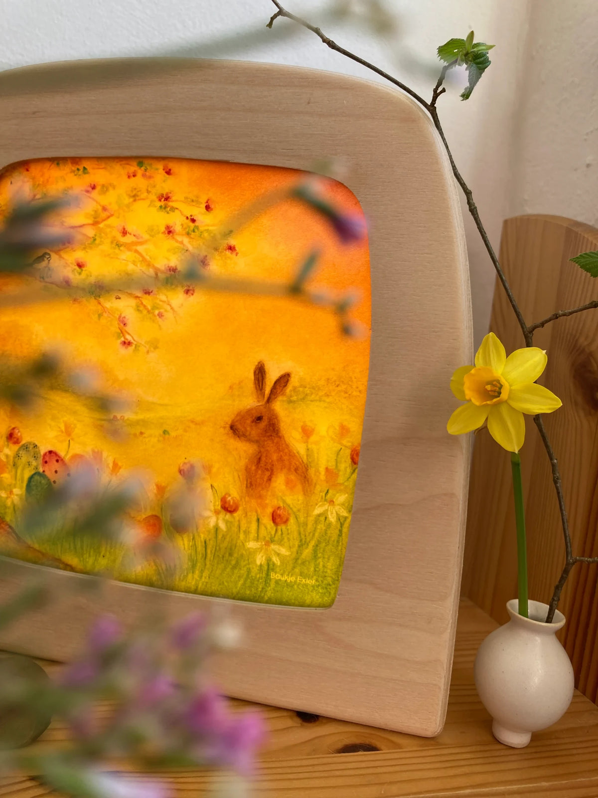 Toverlux Motiv Eiersuche von Baukje Exler: leuchtende Lampe mit Narzisse und kleiner weißer Vase