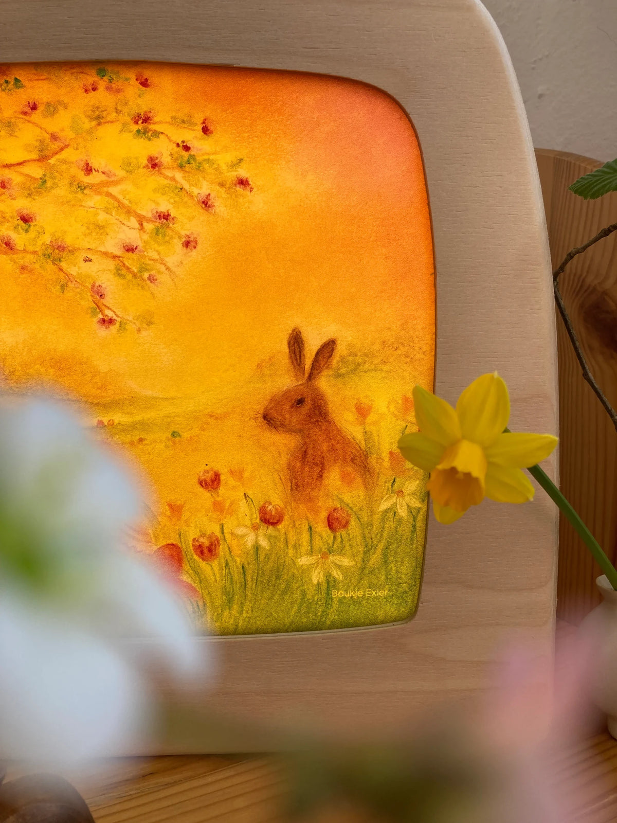 Toverlux Motiv Eiersuche von Baukje Exler: Osterhase auf der Blumenwiese in der Lampe aus der Nähe, davor eine Narzisse