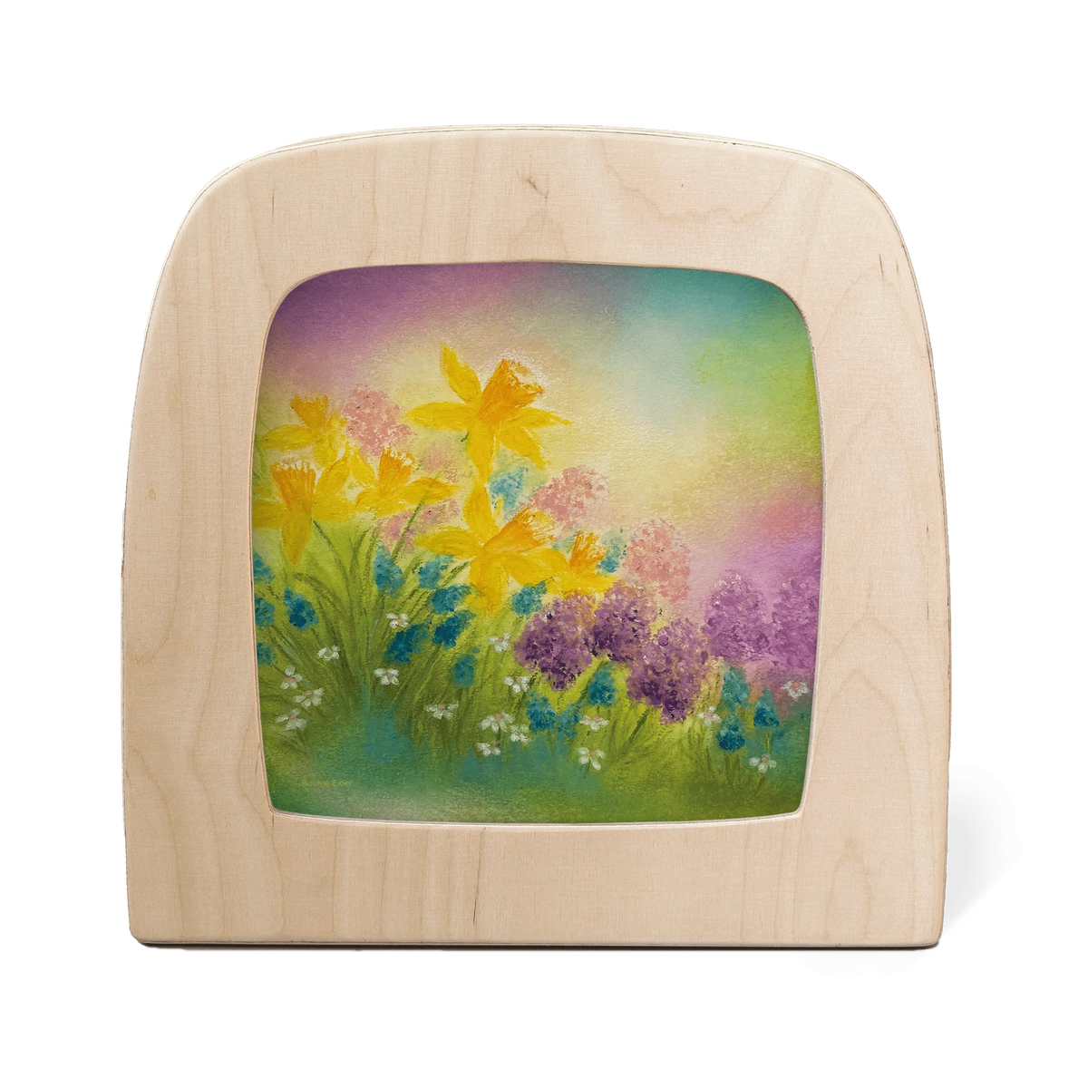 Toverlux Motiv Frühlingserwachen von Baukje Exler in der magischen Lampe: Gelbe Narzissen und violette Blüten in weichem Frühlingslicht