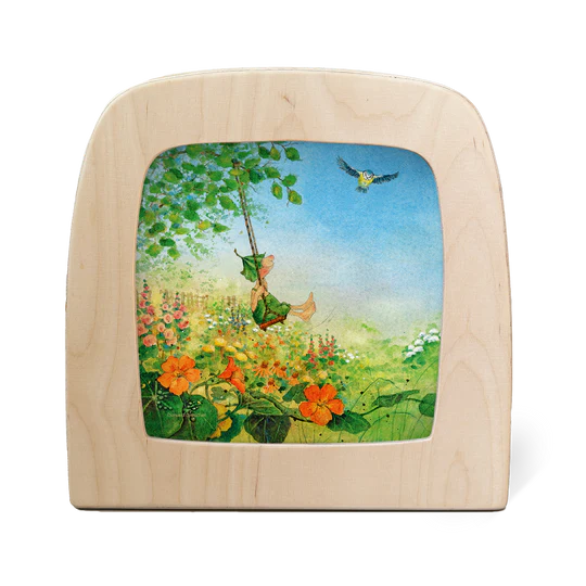 Toverlux Motiv Giesbert auf der Schaukel von Daniela Drescher in der magischen Lampe: Wichtel Giesbert auf einer Schaukel zwischen orangefarbenen Blüten
