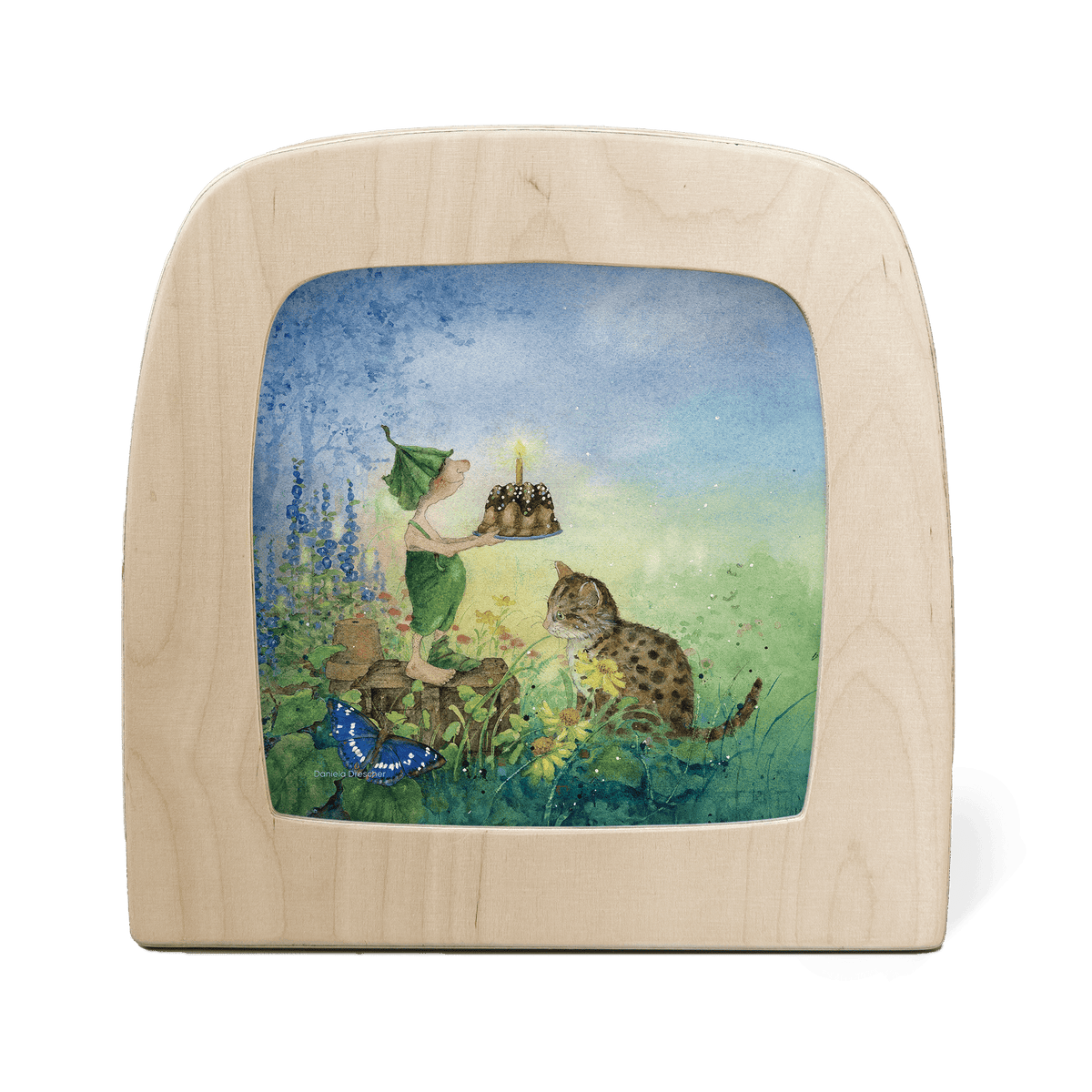 Toverlux Motiv Giesbert mit Kuchen von Daniela Drescher in der magischen Lampe: Wichtel Giesbert mit einem Kuchen auf der Wiese, daneben eine Katze