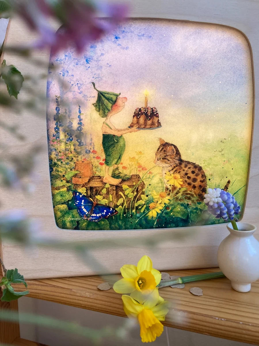Toverlux Motiv Giesbert mit Kuchen von Daniela Drescher: Giesbert mit Geburtstagskuchen in der Lampe aus der Nähe