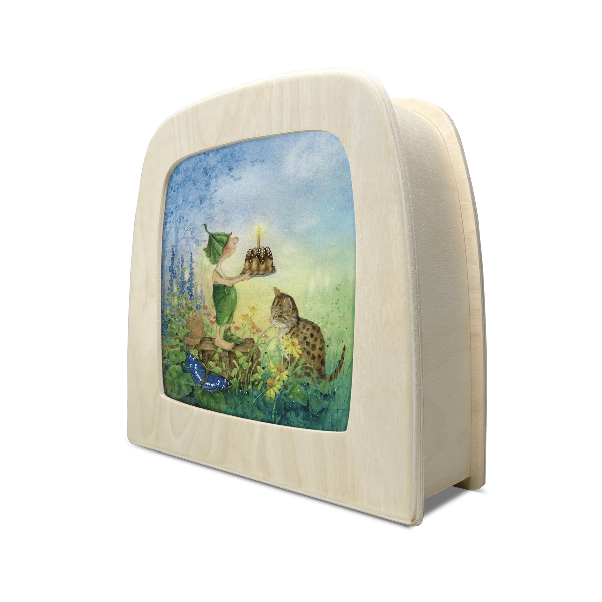 Toverlux Motiv Giesbert mit Kuchen von Daniela Drescher in der magischen Lampe, schräg von der Seite: Wichtel Giesbert mit einem Kuchen auf der Wiese, daneben eine Katze