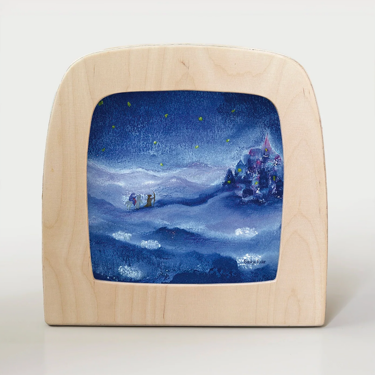 Toverlux Motiv Göttliche Reise von Baukje Exler in der magischen Lampe: Kleine Wanderer in einer verschneiten Berglandschaft unter dem Sternenhimmel