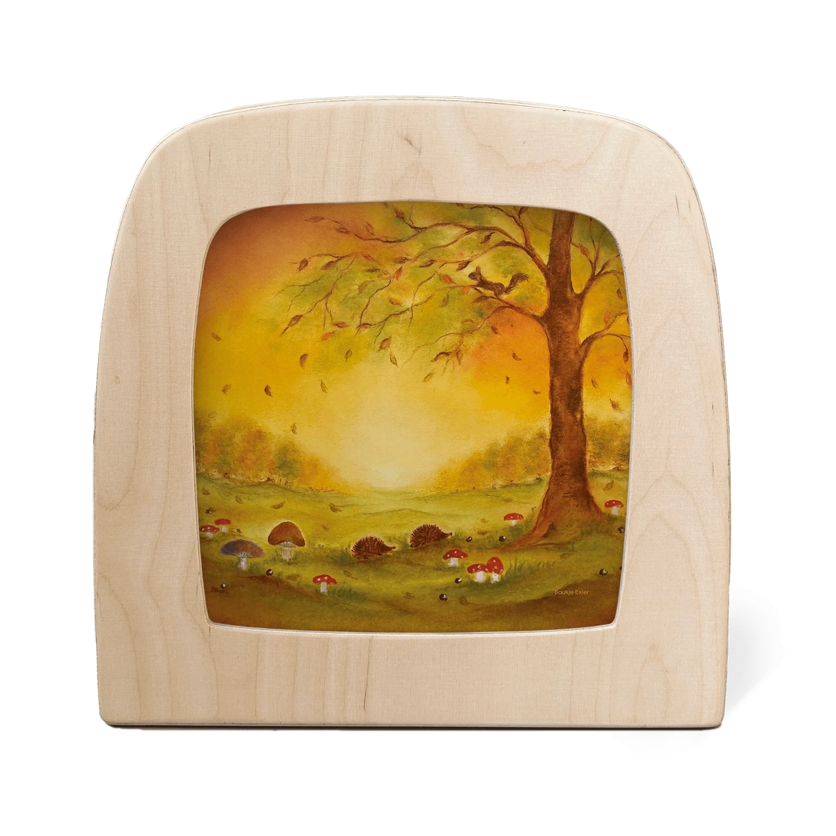 Toverlux Motiv Herbstblätter von Baukje Exler in der magischen Lampe: Herbstbaum mit fallenden Blättern, Igel und Pilze im goldenen Licht