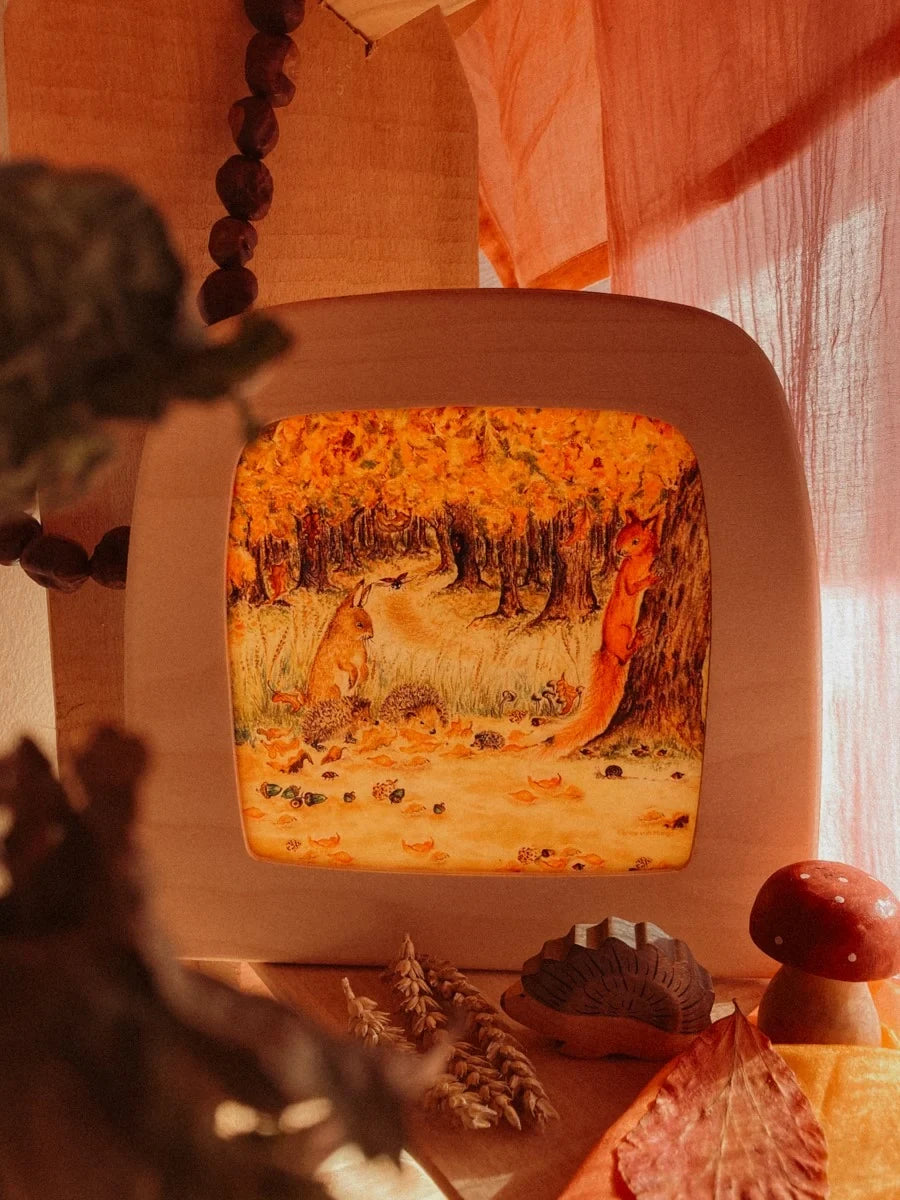 Toverlux Motiv Herbstglück von Eentje van Margo in der magischen Lampe: Herbstwald mit Eichhörnchen, Hase und Igel im bunten Laub, Ansicht 2