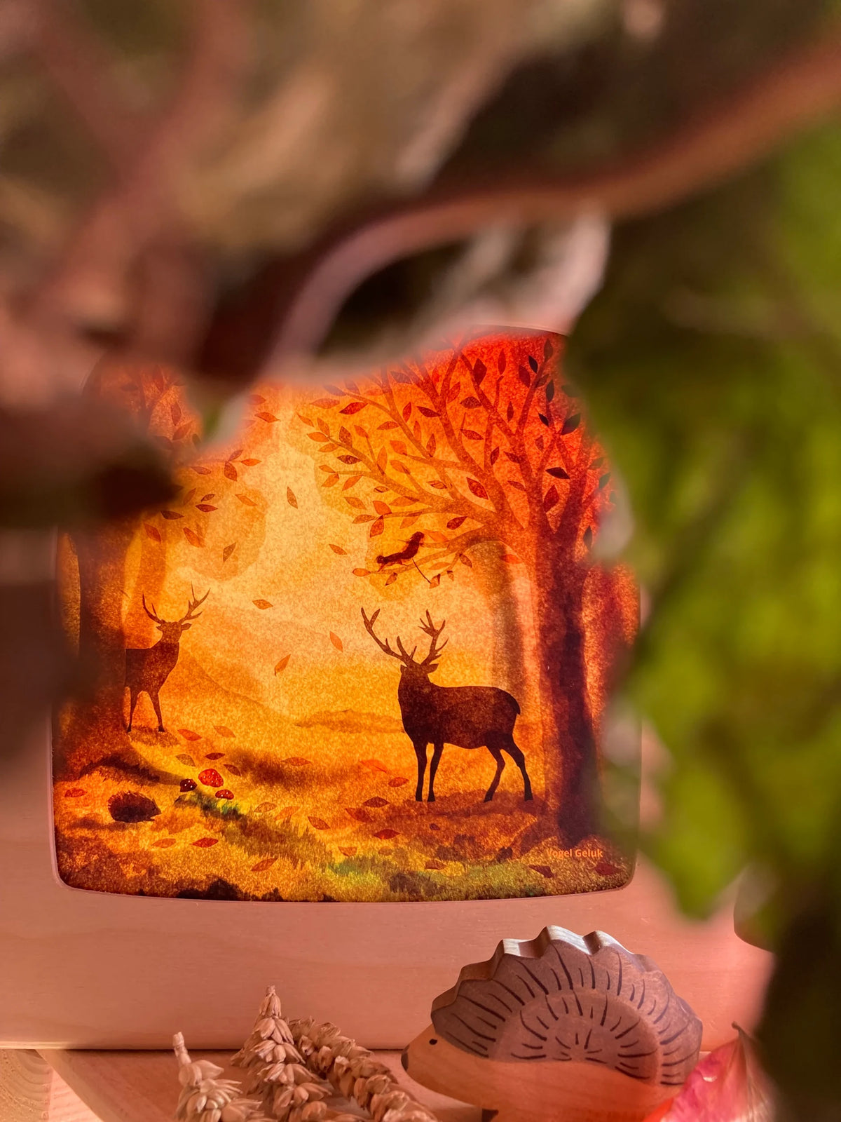 Toverlux Motiv Hirsche im Herbstwald von Vogel Geluk: Hirsch im Herbstwald in der Lampe hinter Zweigen aus der Nähe