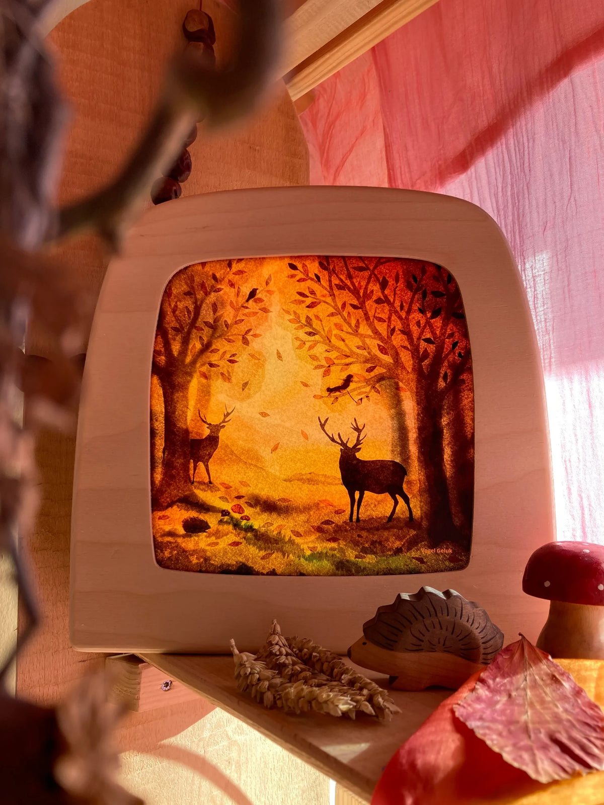 Toverlux Motiv Hirsche im Herbstwald von Vogel Geluk: leuchtende Lampe mit Hirsch im goldenen Herbstwald, daneben ein Holzpilz