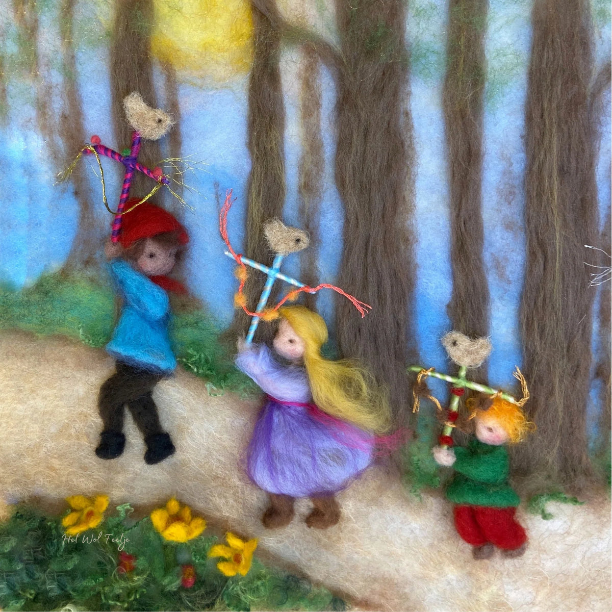 Toverlux Motiv Kinder feiern ein Fest von Het Wol Feetje, Illustration: Kinder ziehen fröhlich durch einen hellen Frühlingswald