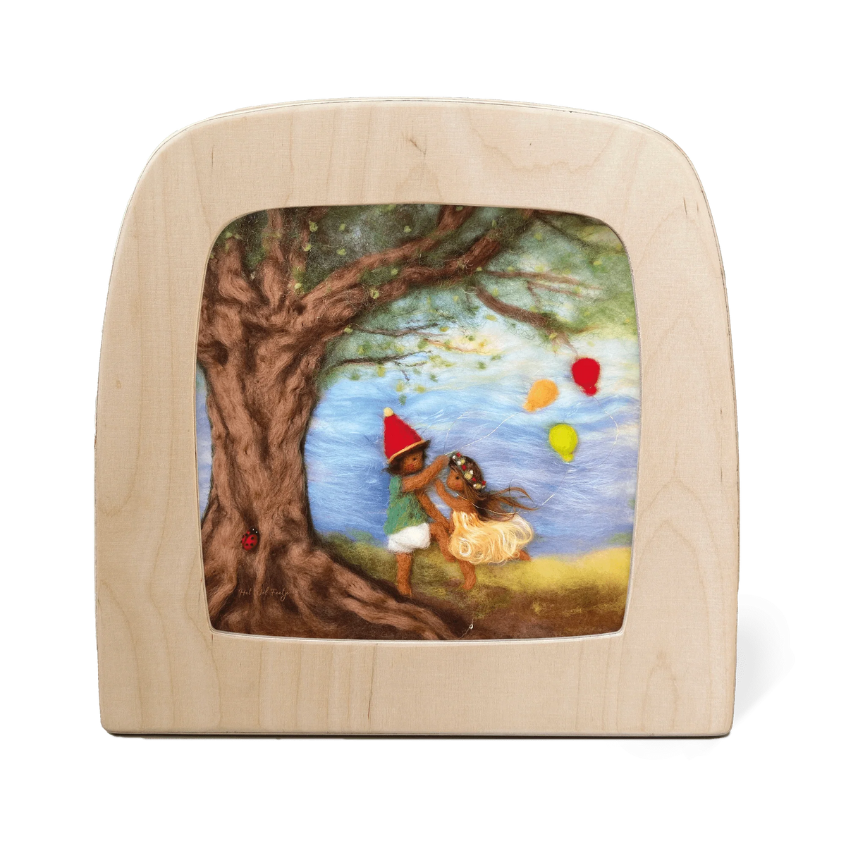 Toverlux Motiv Kinder feiern von Het Wol Feetje in der magischen Lampe: Gefilzte Figur mit bunten Luftballons unter einem Baum am See