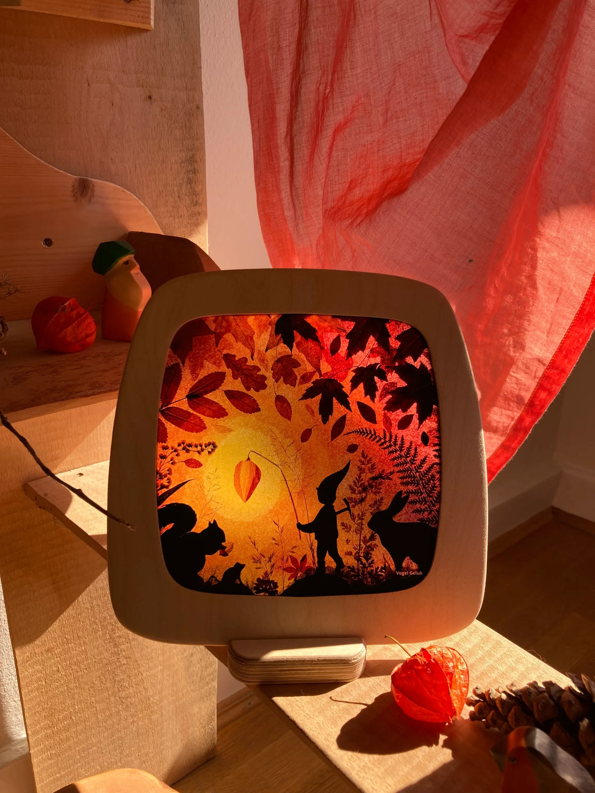 Toverlux Motiv Kleine Laterne von Vogel Geluk in der magischen Lampe: Wichtel mit Laterne, Eichhörnchen und Hase im Herbstwald, Ansicht 2