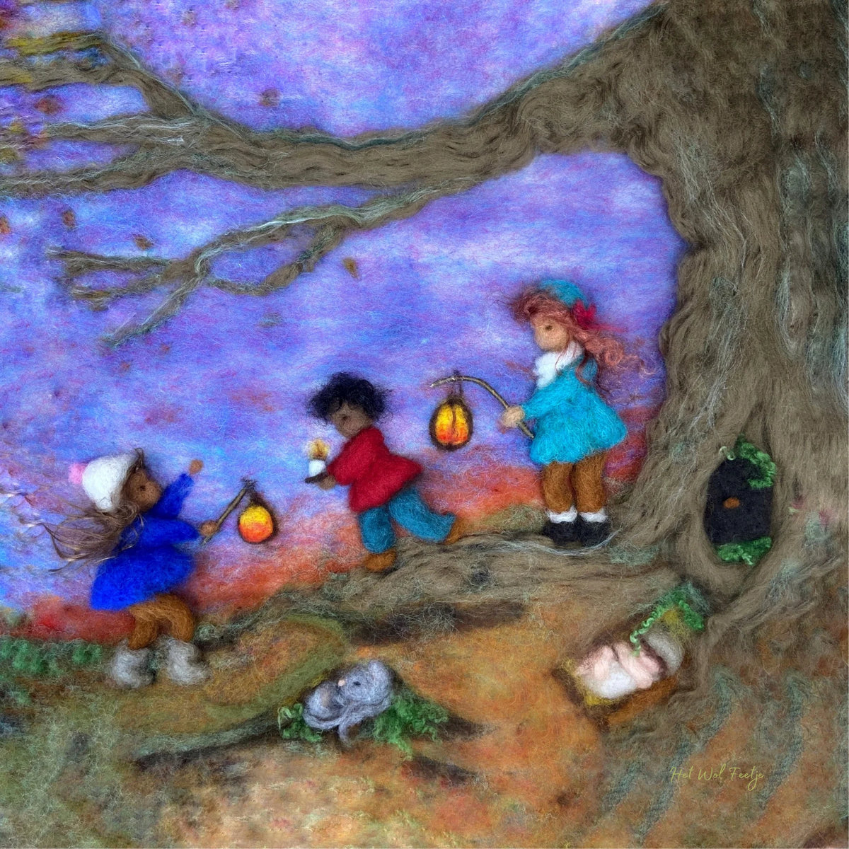 Toverlux Motiv Laterne gehen von Het Wol Feetje, Illustration: gefilzte Kinder ziehen mit Laternen unter einem großen Baum durch die Abenddämmerung