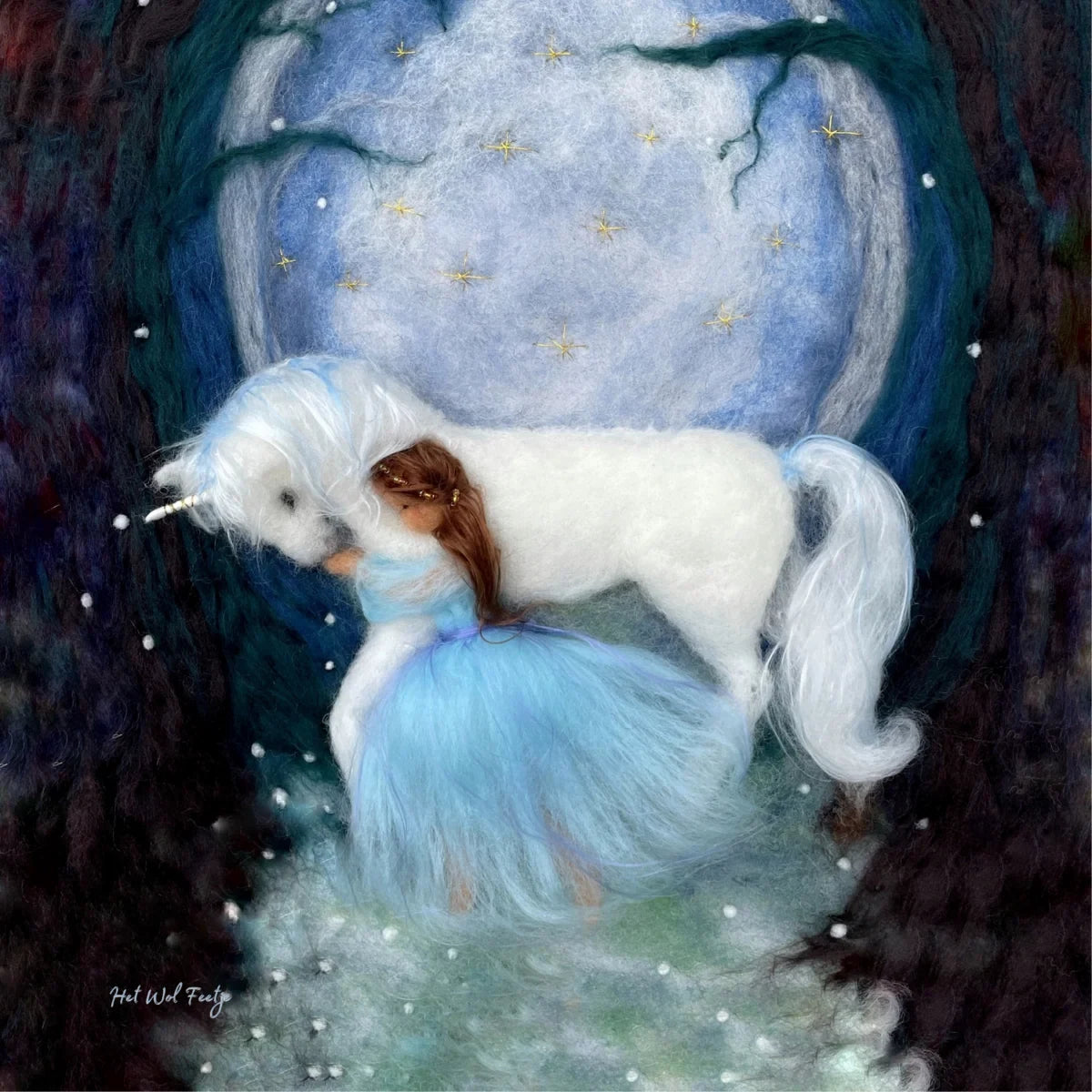 Toverlux Motiv Mädchen mit Einhorn von Het Wol Feetje, Illustration: Mädchen umarmt ein weißes Einhorn vor dem Vollmond