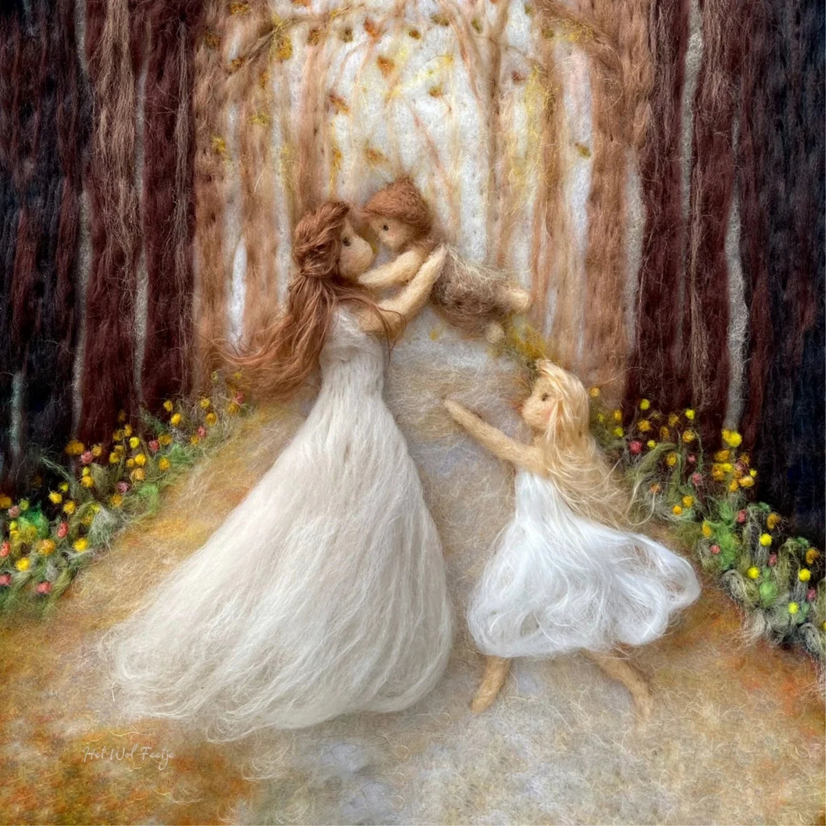 Toverlux Motiv Mutter mit Kind von Het Wol Feetje, Illustration: Gefilzte Mutter und Kind Hand in Hand im lichten Wald
