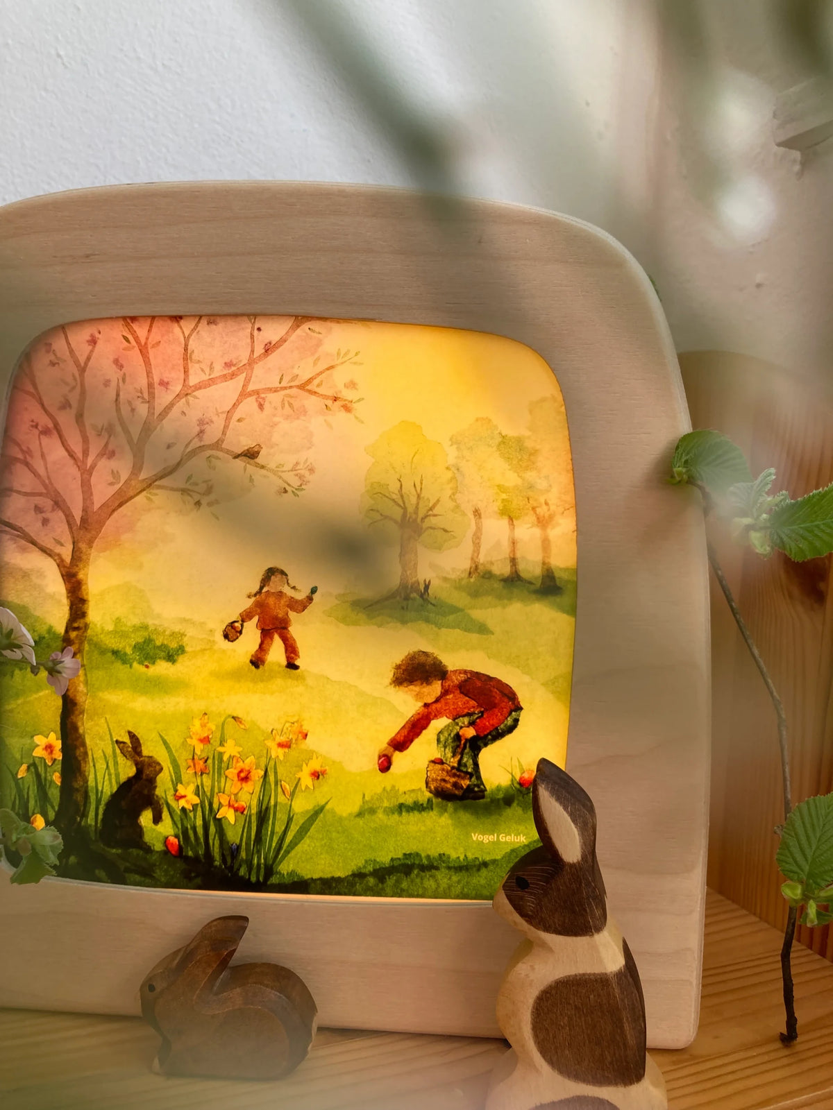 Toverlux Motiv Osterentdeckungen von Vogel Geluk: Ostereiersuche auf der Frühlingswiese in der Lampe aus der Nähe