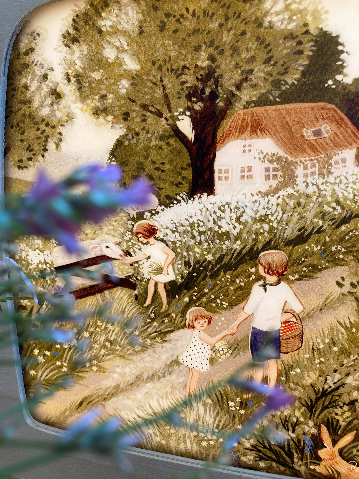 Toverlux Motiv Schafweide von Robin Pieterse, Ausschnitt mit Bauernhaus und Kindern auf dem Weg