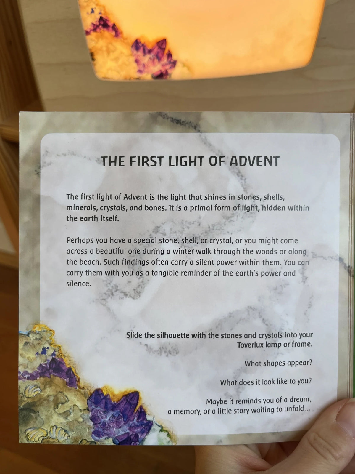 Toverlux 4er Motiv-Set Eine Adventsgeschichte von Eentje van Margo: Karte zum ersten Advent mit Geschichte zum Vorlesen vor der leuchtenden Lampe
