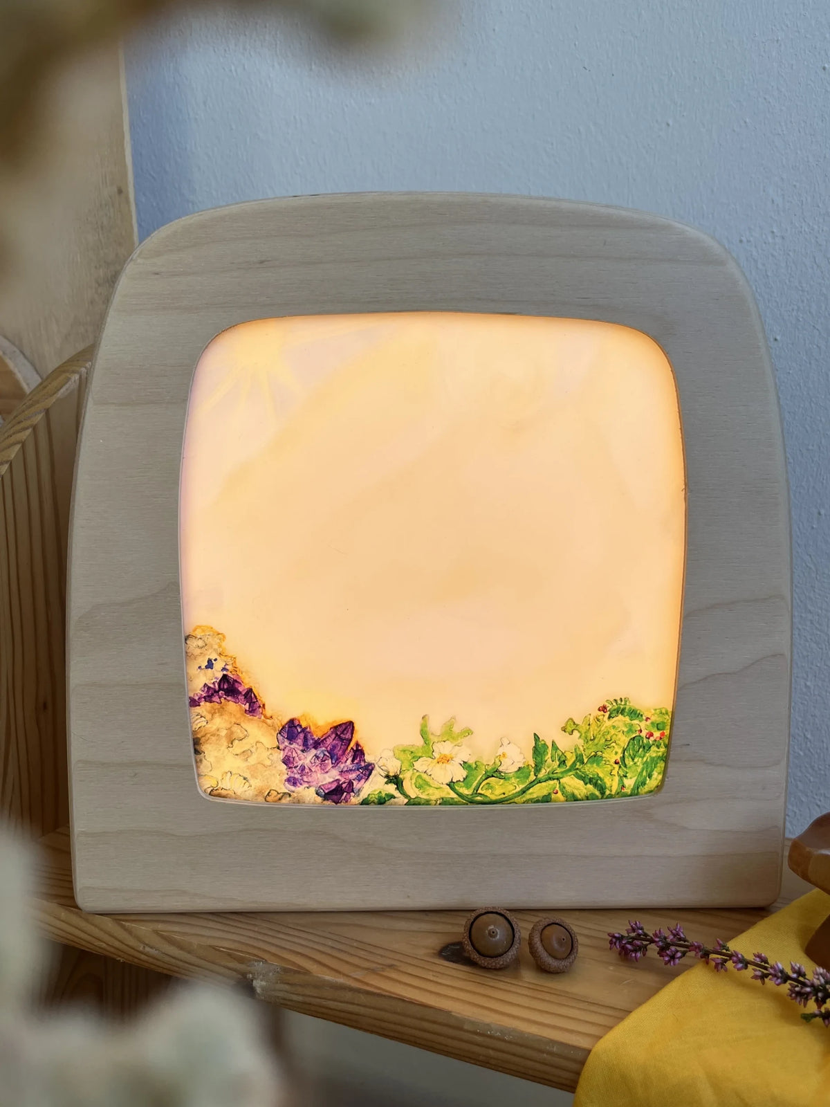 Toverlux 4er Motiv-Set Eine Adventsgeschichte von Eentje van Margo: zweites Licht mit Blumenwiese und Kristallen in der leuchtenden Lampe