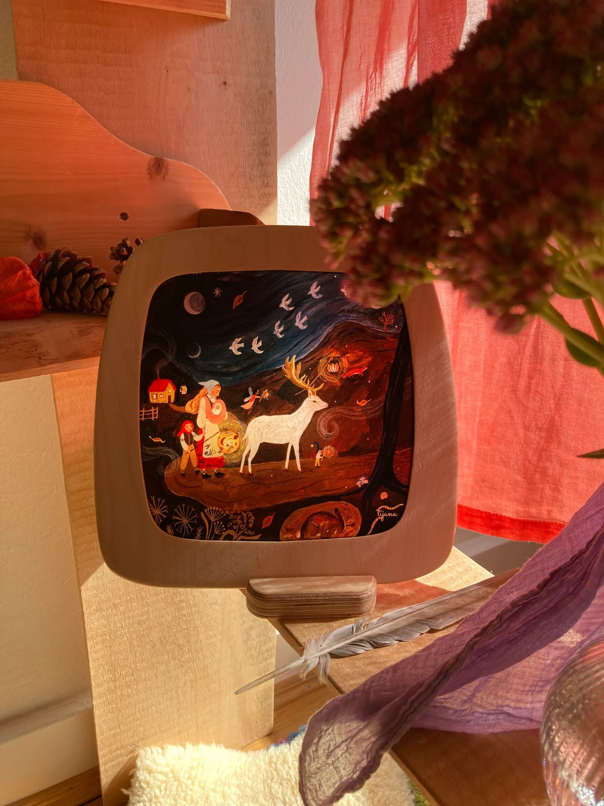 Toverlux Motiv Spazieren zwischen den Sternen von Tijana Draws: leuchtende Lampe neben einer Hortensienblüte vor einem rosa Tuch
