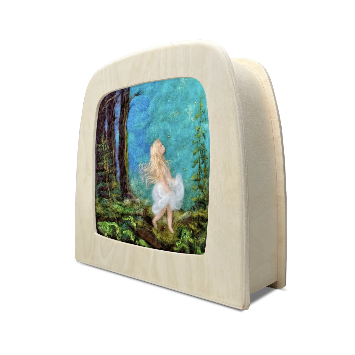 Toverlux Motiv Sterntaler von Het Wol Feetje in der magischen Lampe, schräg von der Seite: Gefilztes Sterntalermädchen im weißen Kleid im Wald