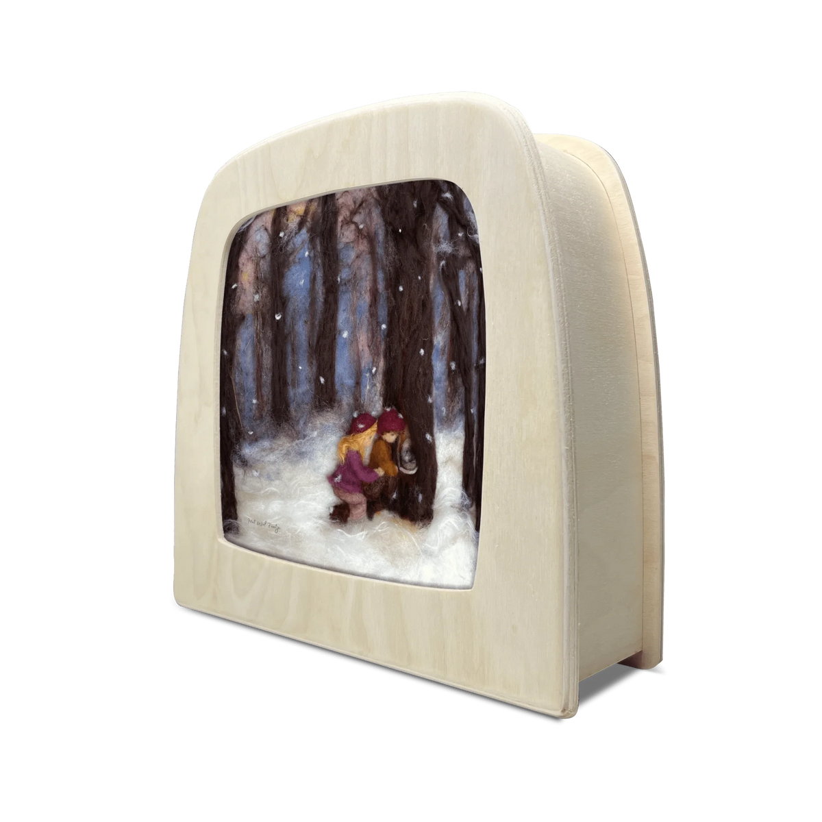 Toverlux Motiv Winterentdeckungen von Het Wol Feetje in der magischen Lampe, schräg von der Seite: Gefilzte Kinder im verschneiten Winterwald