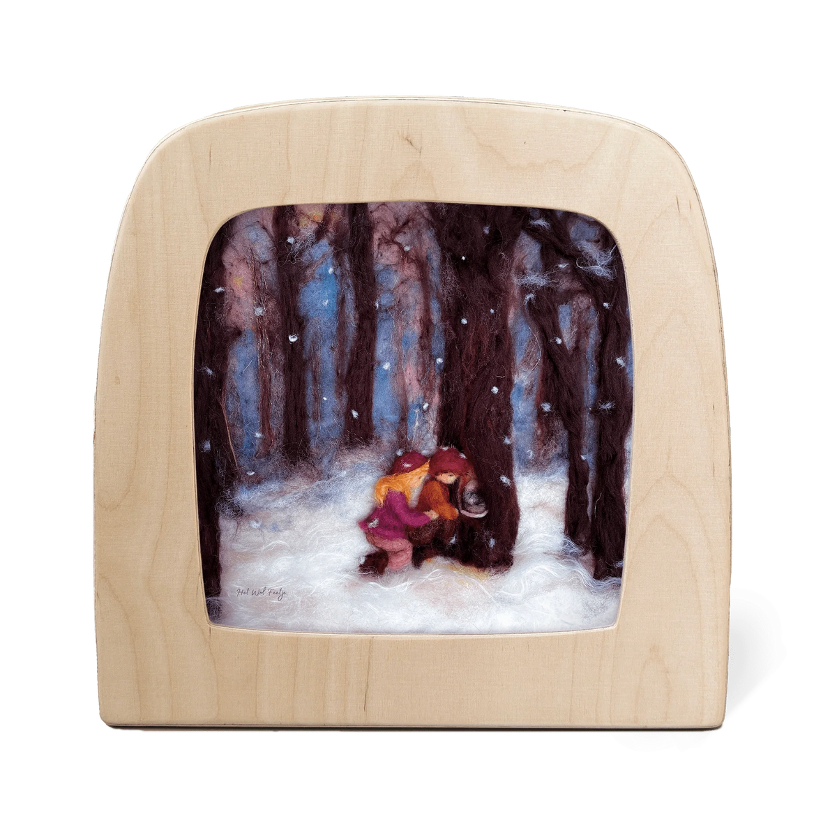 Toverlux Motiv Winterentdeckungen von Het Wol Feetje in der magischen Lampe: Gefilzte Kinder im verschneiten Winterwald
