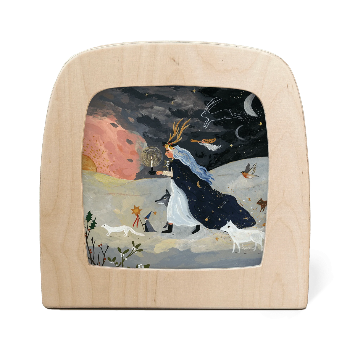 Toverlux Motiv Wintersonnenwende von Tijana Draws in der magischen Lampe: Gestalt im dunklen Mantel mit weißen Tieren in der Schneenacht