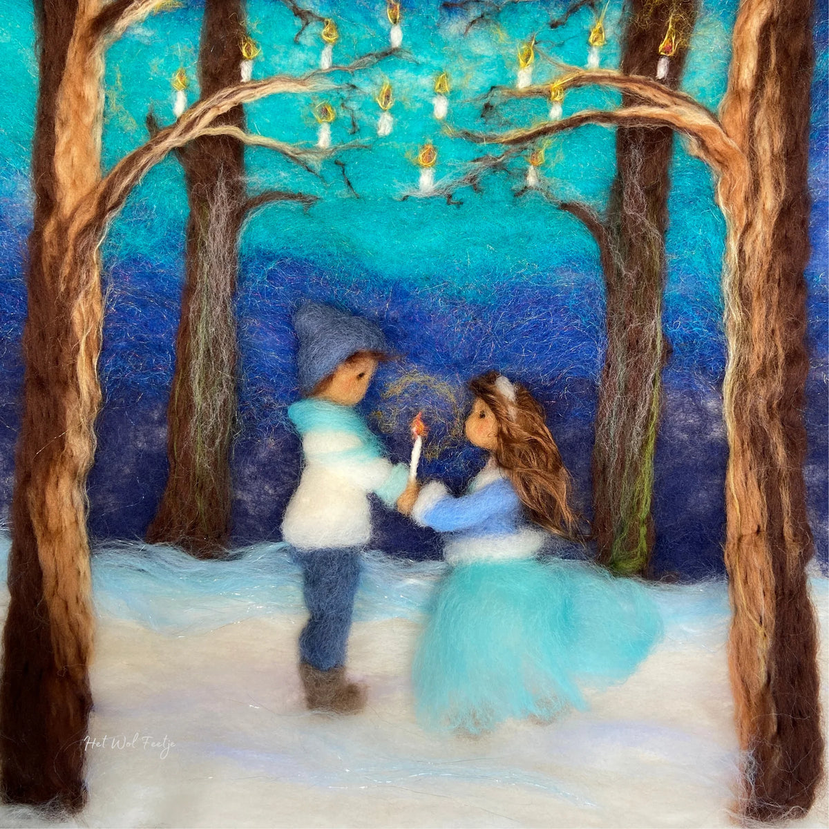 Toverlux Motiv Wir tragen das Licht von Het Wol Feetje, Illustration: Zwei gefilzte Kinder Hand in Hand im verschneiten Wald mit Lichtern
