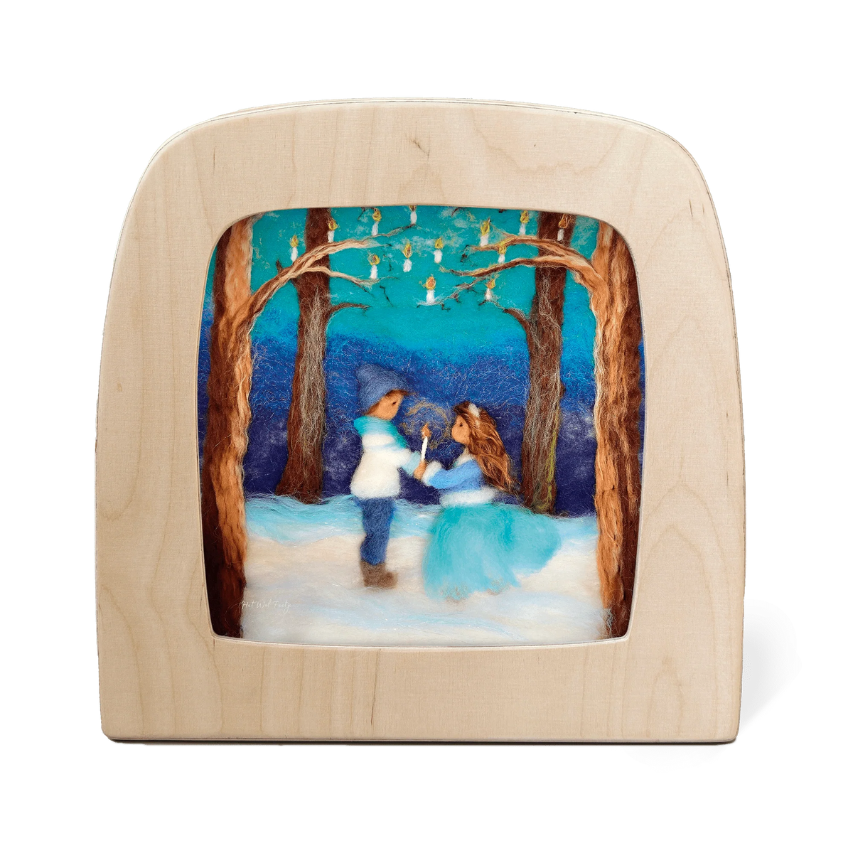 Toverlux Motiv Wir tragen das Licht von Het Wol Feetje in der magischen Lampe: Zwei gefilzte Kinder Hand in Hand im verschneiten Wald mit Lichtern