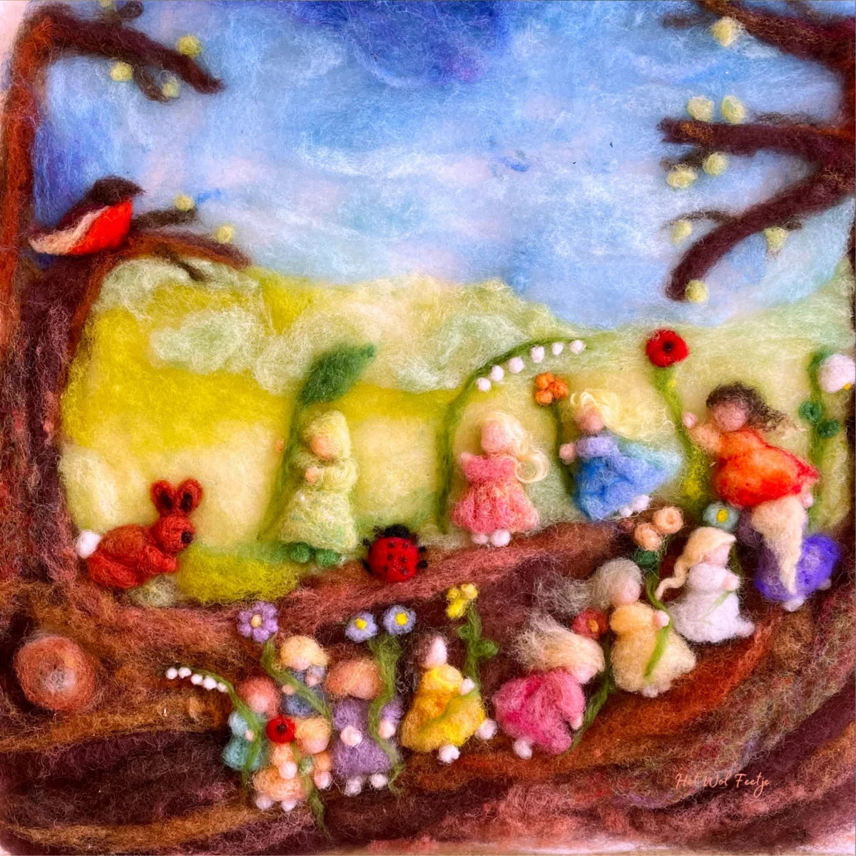 Toverlux Motiv Wurzelkinder von Het Wol Feetje, Illustration: Gefilzte Wurzelkinder im Festzug unter einem alten Baum