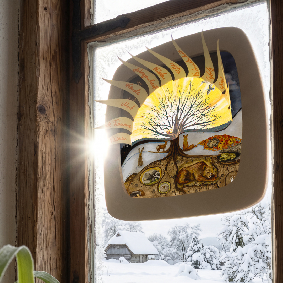 Toverlux Rauhnächte-Kalender von Sonne, Mond und Erde in der magischen Lampe am verschneiten Fenster