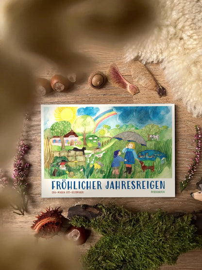 Postkartenbuch Fröhlicher Jahresreigen von Eva-Maria Ott-Heidmann auf einem herbstlichen Holztisch