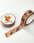 Washi Tape Verzauberter Wald von Iris Esther, Rolle mit abgerolltem Band, Streifenhörnchen, Schnecken, Fliegenpilze und Herbstlaub auf zartem Rosa