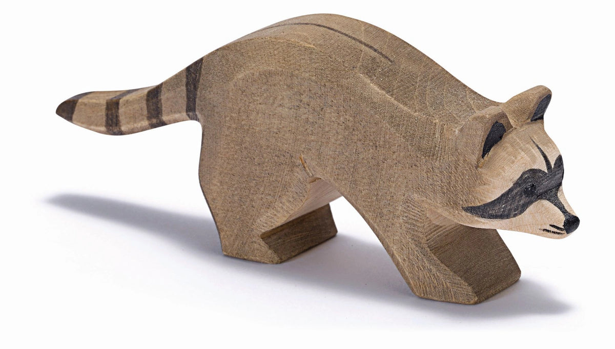 Ostheimer Waschbär laufend, graue Holzfigur mit Maske