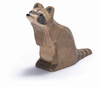 Ostheimer Waschbär sitzend, graue Holzfigur mit Maske