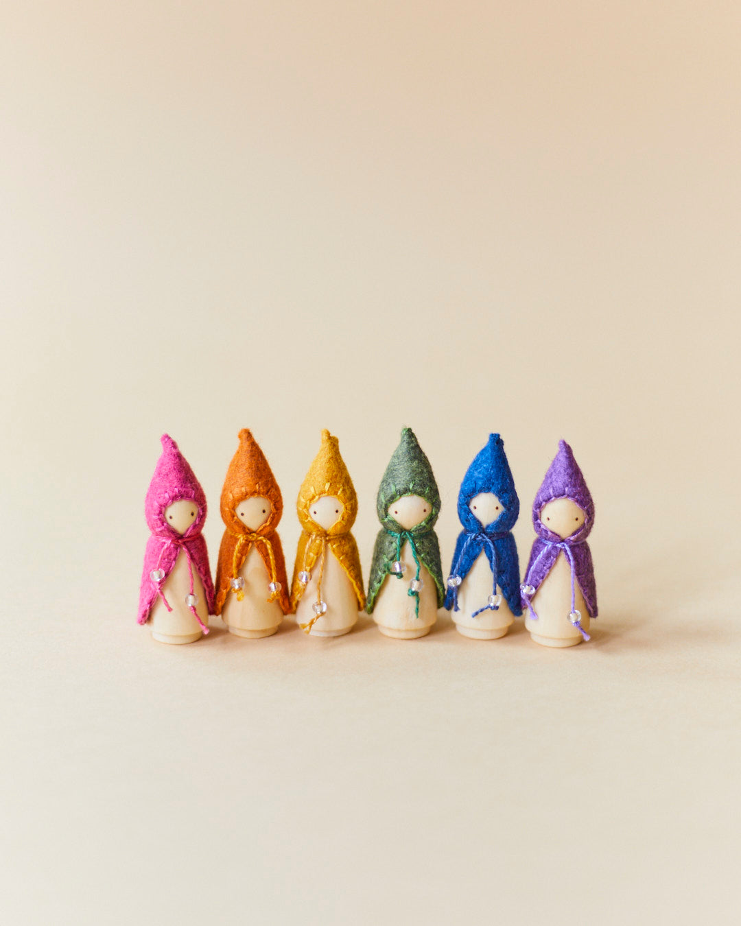 Mini Holzgnome von Wonderheart in Regenbogenfarben nebeneinander